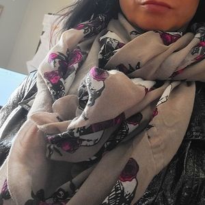 Skull and roses infinity scarf. Beige with purple roses
